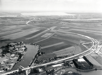 170417 Luchtfoto van het tracé voor de aan te leggen Flevolijn tussen Weesp en het IJ-meer, met links op de voorgrond ...